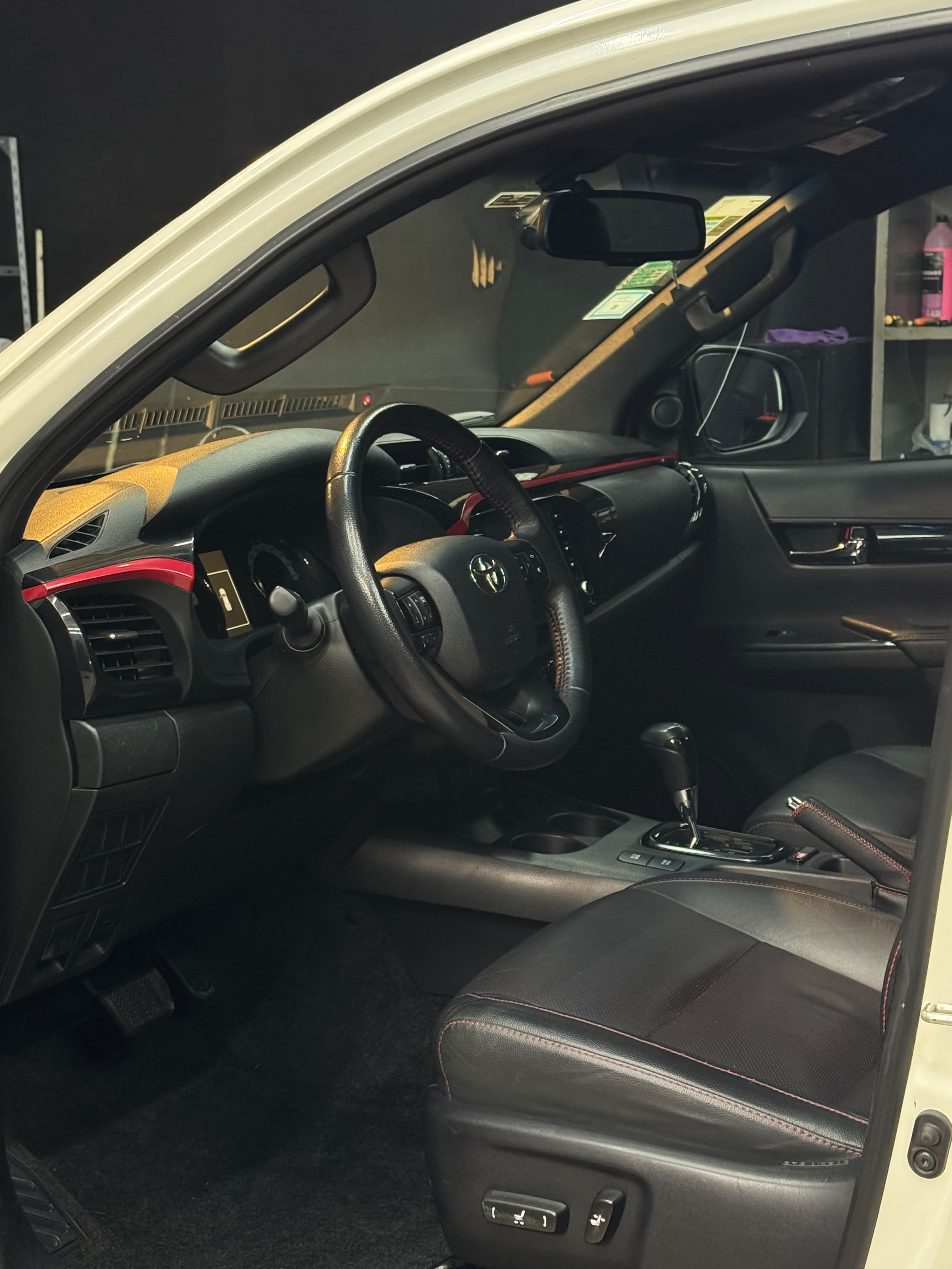 Interior de camioneta Toyota Hilux — después de la limpieza interior