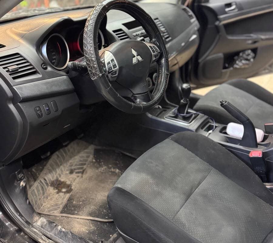 Interior de auto Mitsubishi Lancer — antes de la limpieza interior