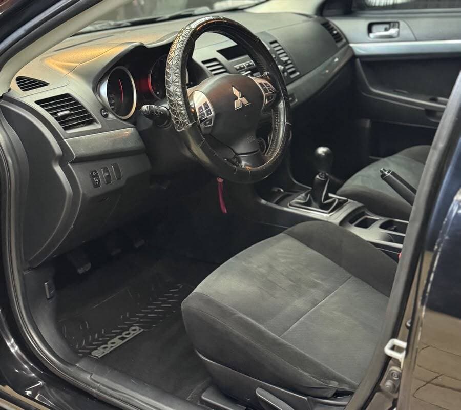 Interior de auto Mitsubishi Lancer — después de la limpieza interior