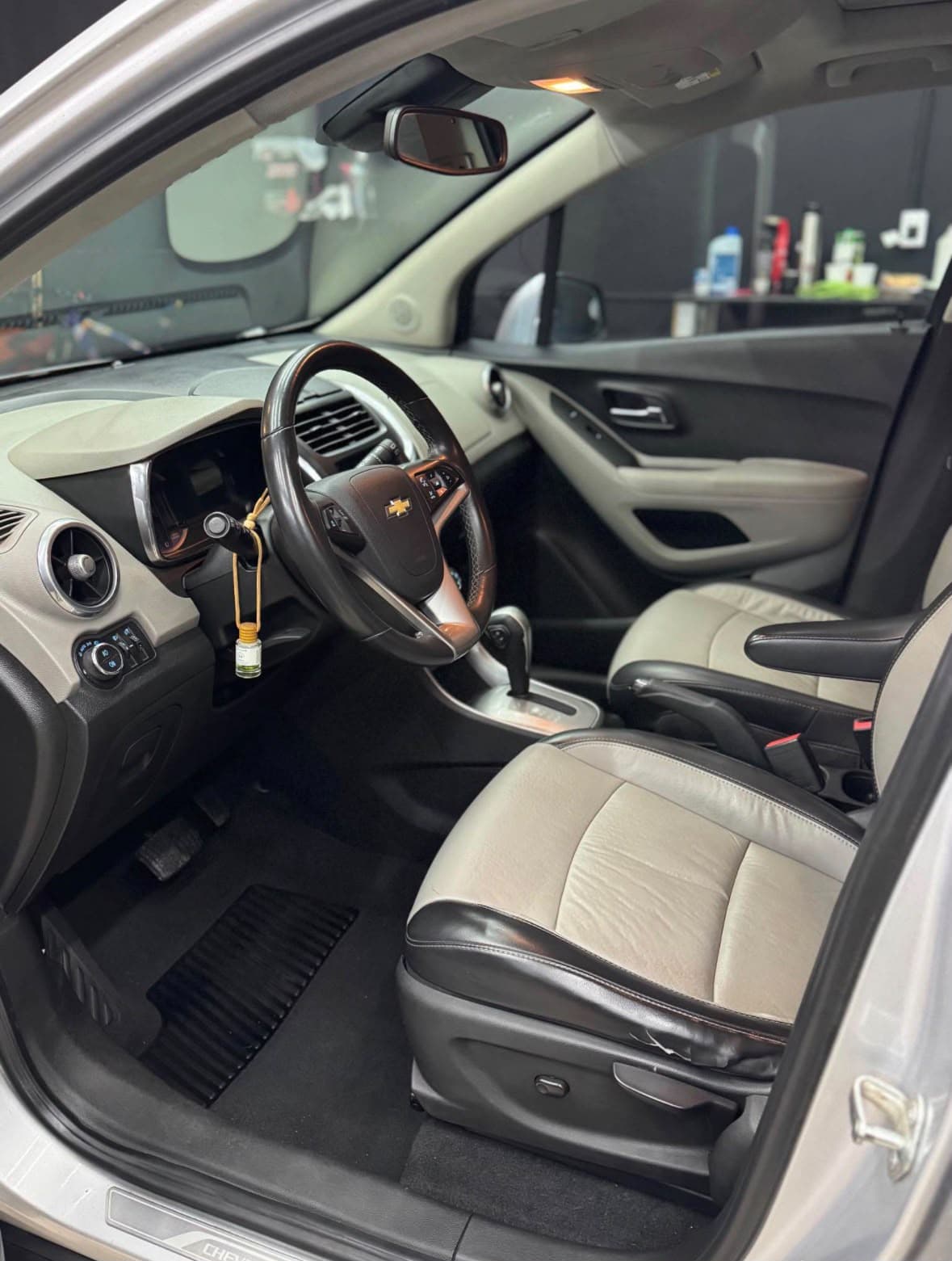Interior de Chevrolet Tracker después de la limpieza